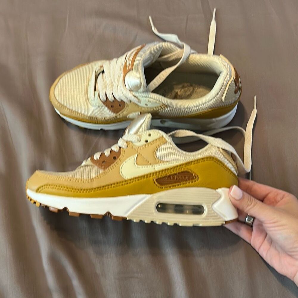 Nike Women's Air Max 90 Sun Club Athletic Sneakers Oatmeal Chutney Twine Sz 5.5
